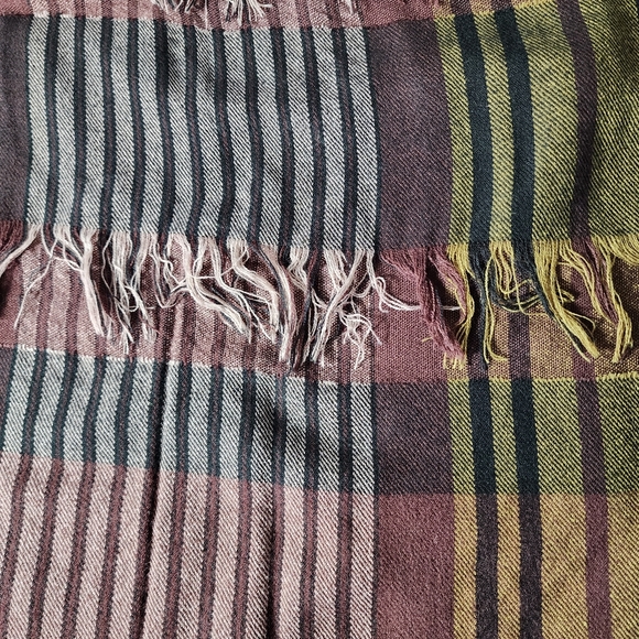 Vince Camuto Lightweight Open-Front Fringe Wrap - Picture 7 of 8